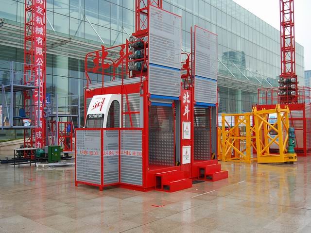 2000kg construction lift