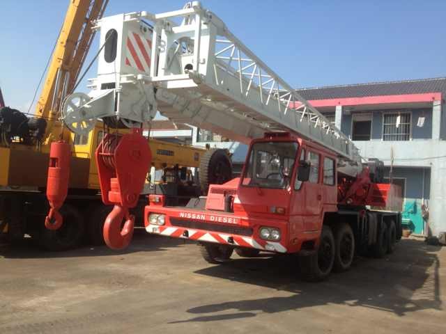 25 ton used tadano truck crane,used truck mobile crane located in shanghai good condition