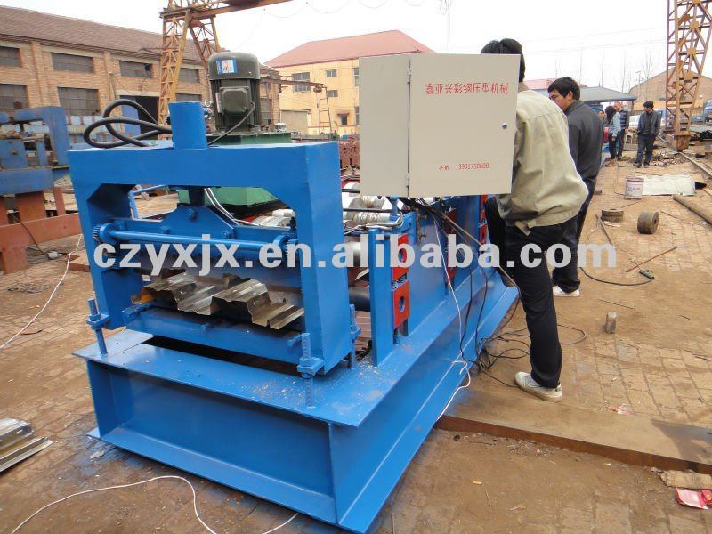 688 Floor deck forming machine