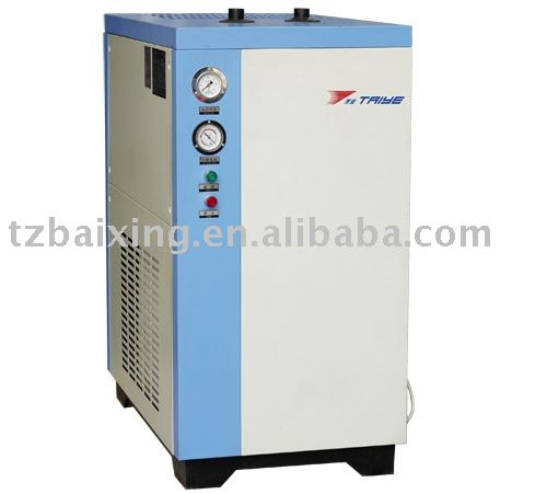 Air dryer for bottle blowing machine