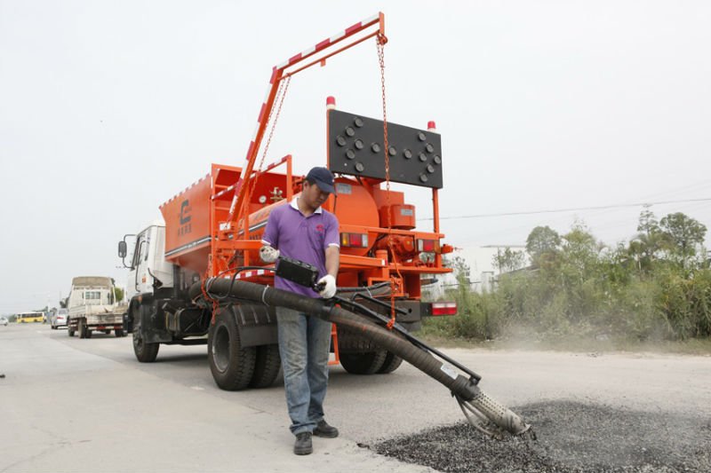 asphalt pothole repairing machine