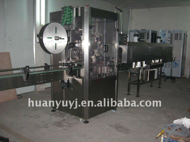 Automatic bottle shrinking and labeling machine