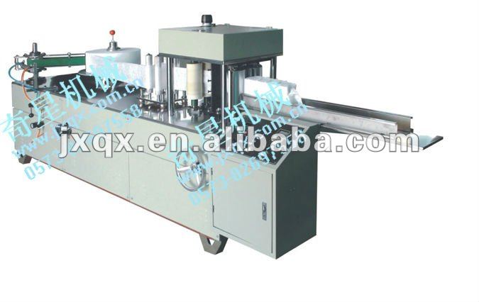 Automatic consecutive nonwoven fabric folding machine