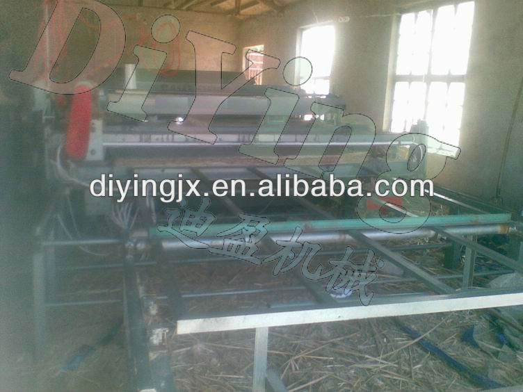 Automatic cutting reed mat weaving machine