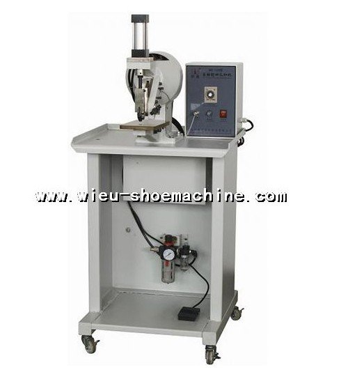 Automatic four-claws nail attaching machine