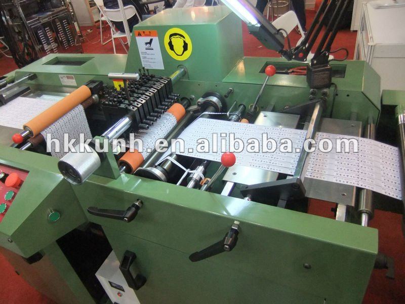 Automatic label slitting machine with sealed edge