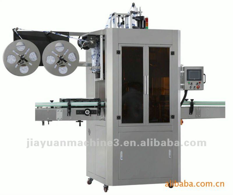 Automatic labeling machine for plastic bottles