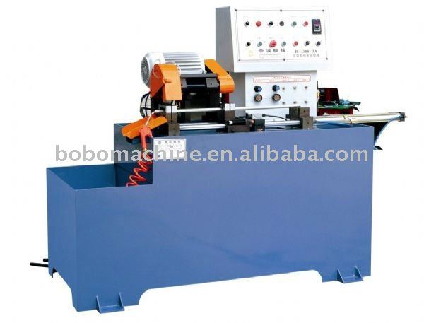 Automatic pipe cutting machine