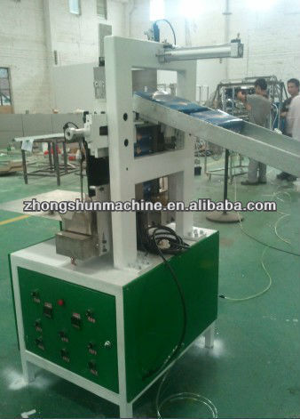 Box facial tissue sealing machine