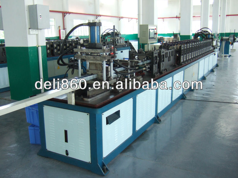 Building matrial moulding machine