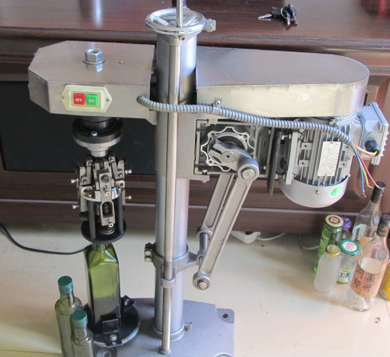 Capping machine for glass bottle with ROPP cap