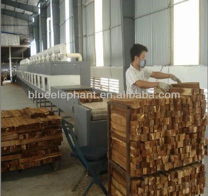 Continuous conveyor tunnel wood drying and heating microwave equipment