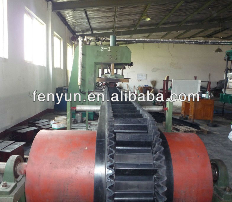 Corrugated sidewall conveyer belt forming and splicing machine