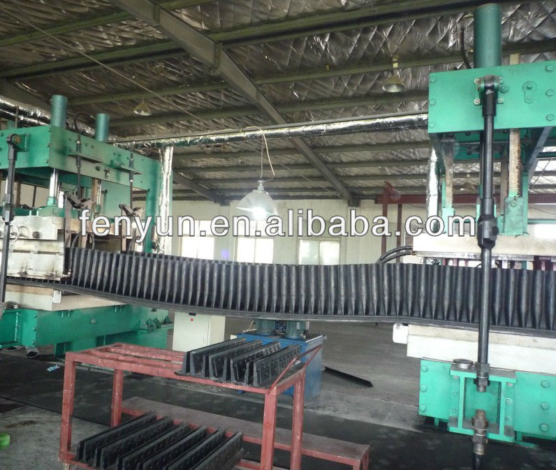 Corrugated sidewall conveyer belt vulcanizing press