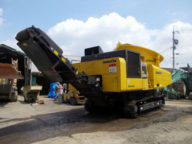 Crawler Mounted Wood Chipper BR 200 T - 2 Komatsu Japan <SOLD OUT>/ Rated power out put : 939 kW [ 326 PS ] / 2050 rpm