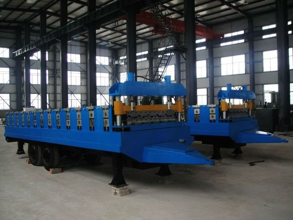 Deck floor roll forming machine