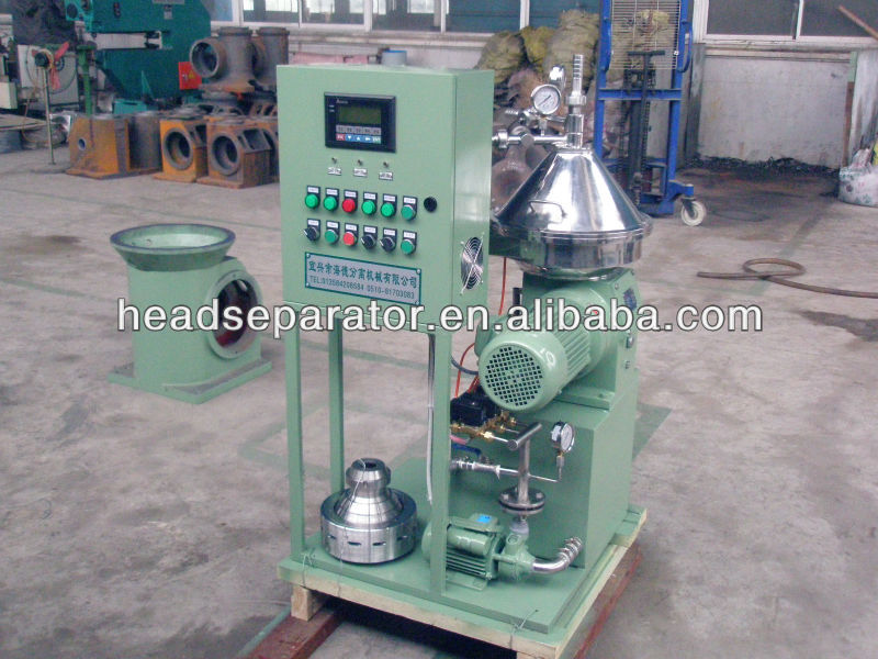 disc centrifuge separator with self-cleaning bowl