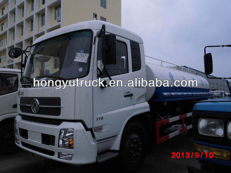 Dongfeng 4*2 Sprinkling Light Tank Truck