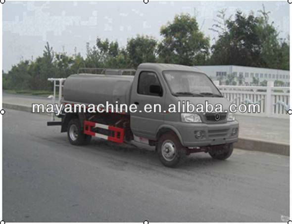 Dongfeng mini water sprinkler truck1.76 cbm - gasoline fuel