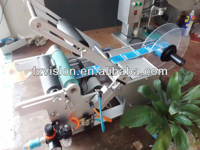 Easy Operation Desktop Semi-automatic Electric adhesive labeling machine round bottle