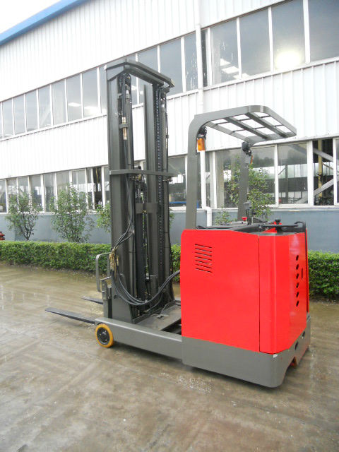 Electric reach forklift