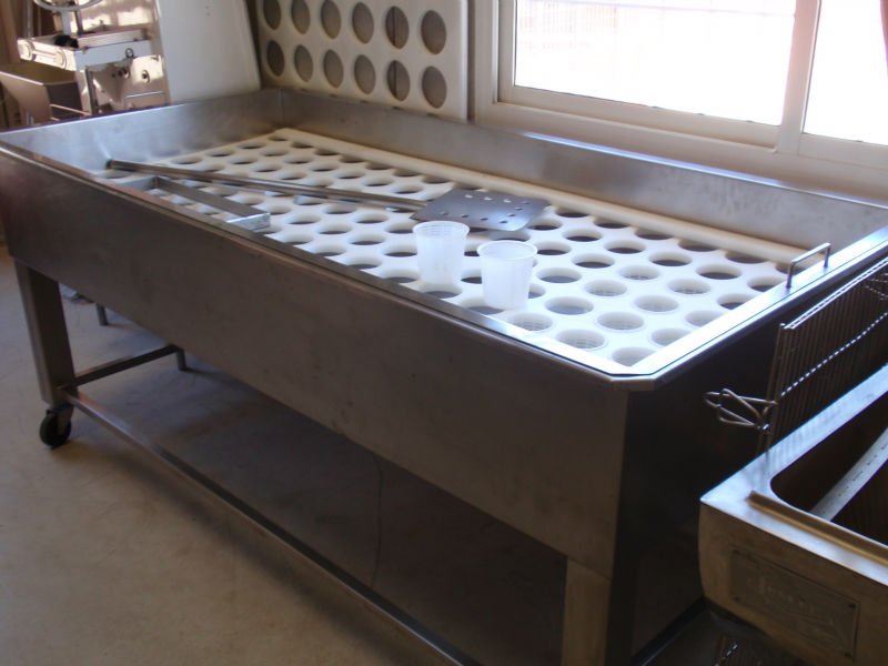 Filling molds tables for cheese artisan production