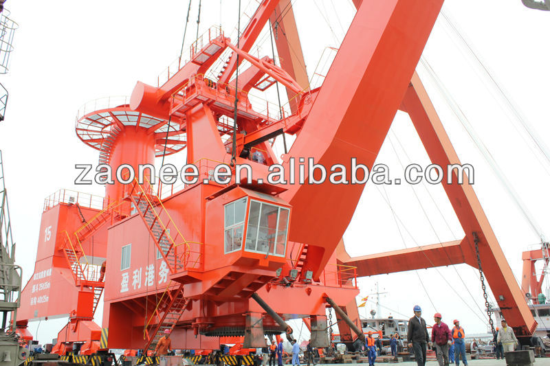 Heavy equipment harbour portal crane