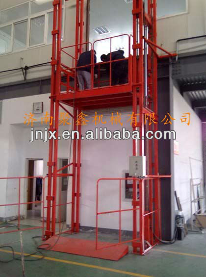 Hydraulic chain freight elevator