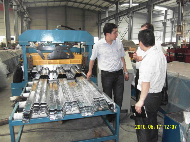 Hydraulic control steel structure building material floorboard making machinery