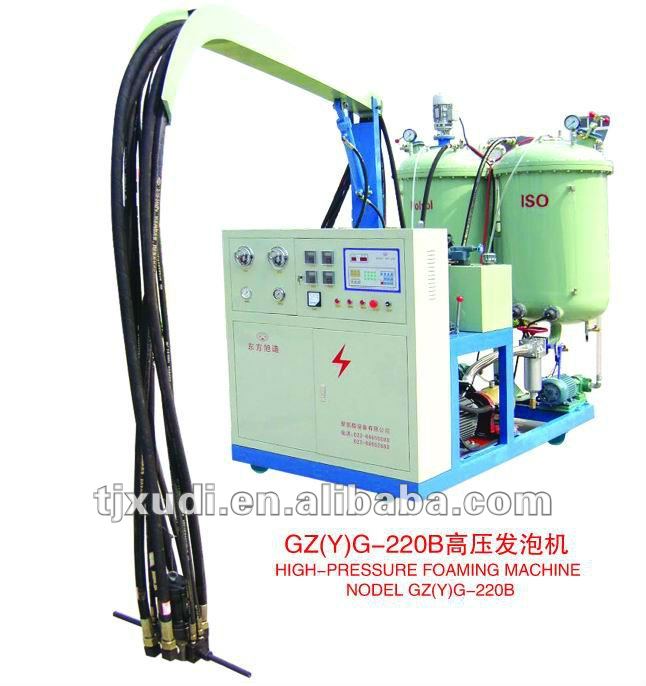 Injection foaming machine used on sandwich panel