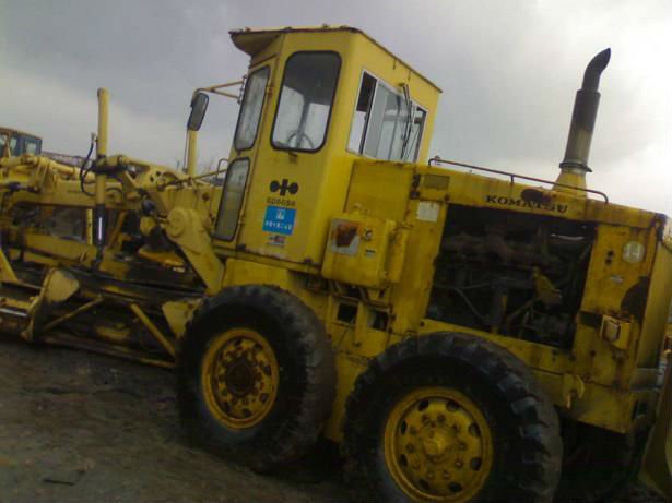 komatsu GD605R-1 grader and the machine is very good