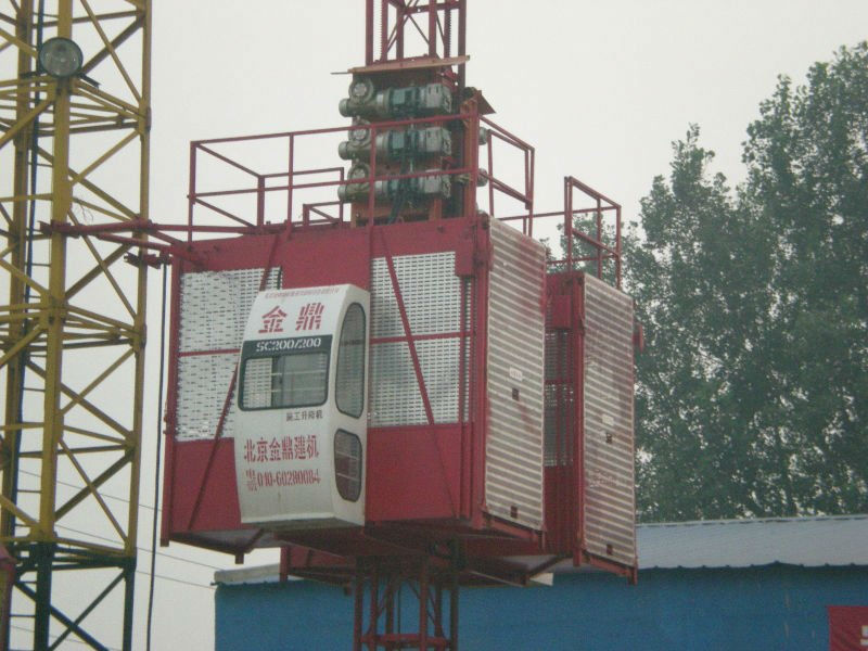 manufacturer of SC200/200 material hoist for construction