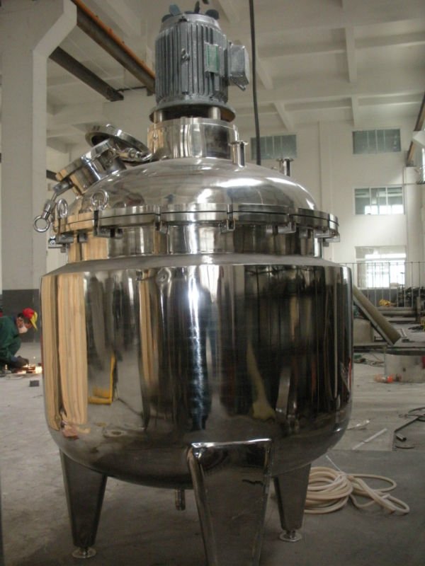 Mixing tank with heater