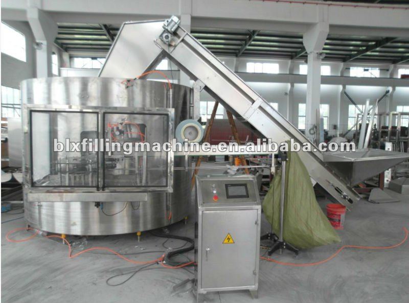 PET bottle unscrambler for beverage bottling line