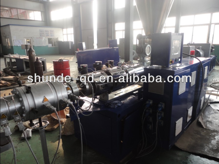 PVC pipe extruding machine