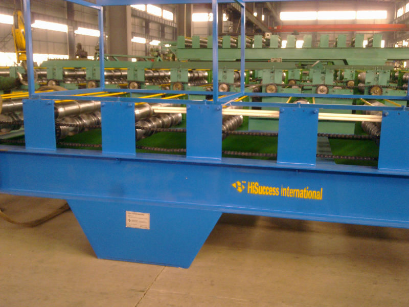 Roll forming machine