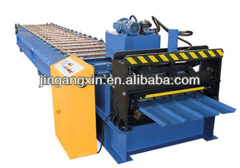 Roof panel roll forming machine