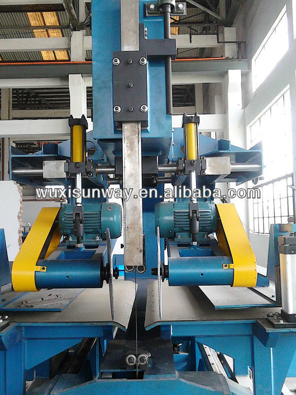 Roof sandwich panel cutting machine