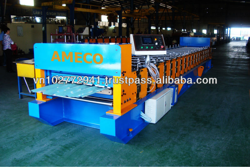 Roofing roll forming machine