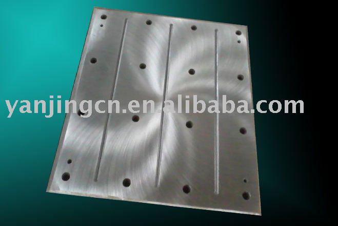 Self-lubricating wear plate