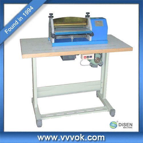 Shoes gluing machine