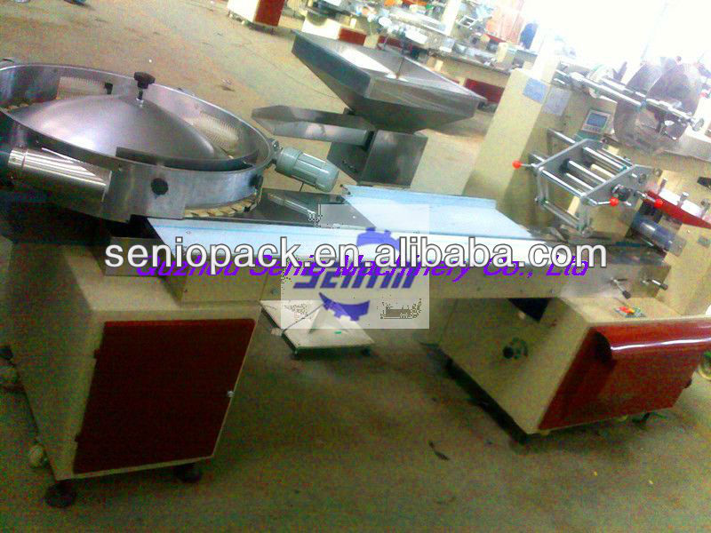 SM600 Full Automatic candy Packaging machine with vibration feeder