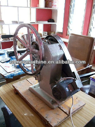 Small tablet making machine