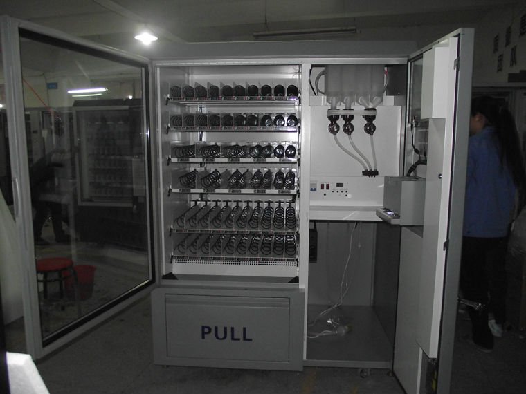 Snacks and cold drinks vending machine with heat exchanger