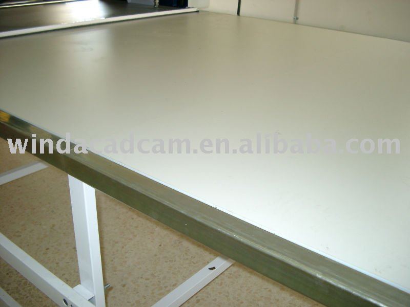 Spreading and cutting table