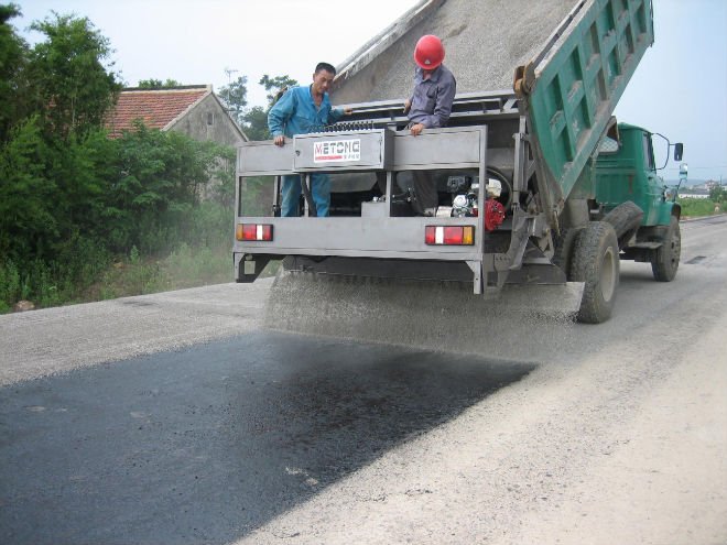 SS-3100 Hanging Chipping Spreader