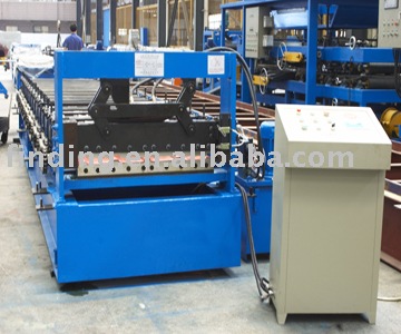 Steel roof or wall sheet forming machine