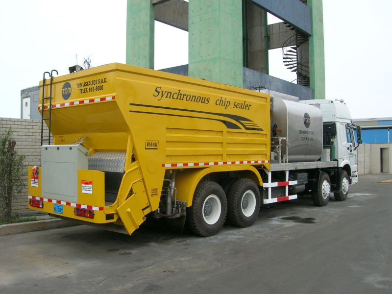 Synchronous chip sealer truck