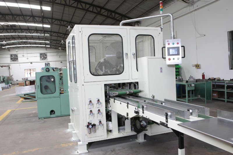 Tissue paper cutting machine