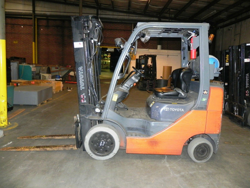 Toyota 5,000 lb Capacity Forklift 8FGCU25 LP Gas